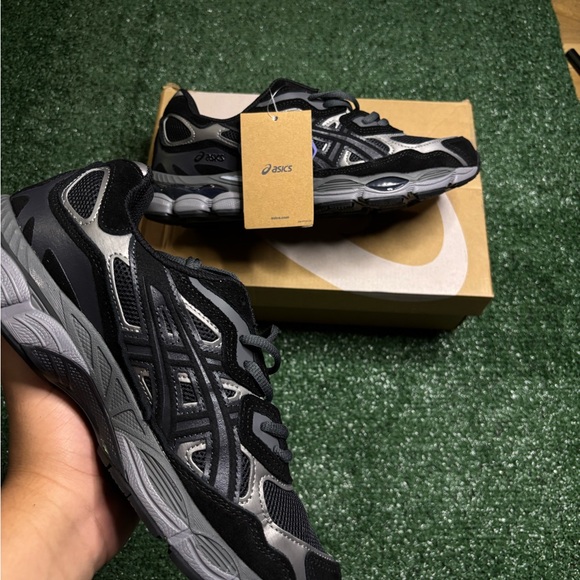 ASICS Men's Black and Gray Athletic Shoes - Picture 1 of 1